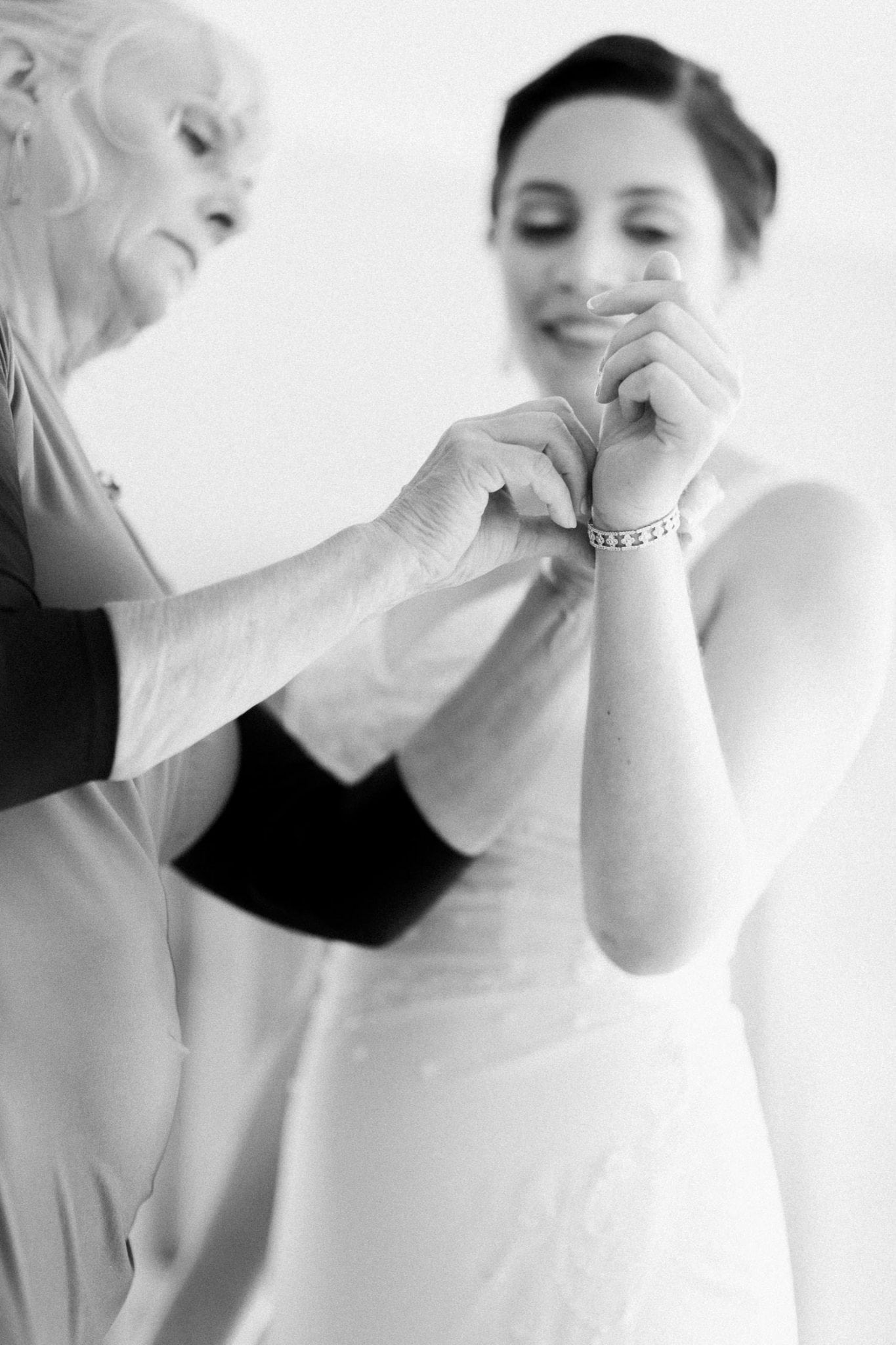 Mom putting a bracelet on the bride | Vancouver wedding photographer